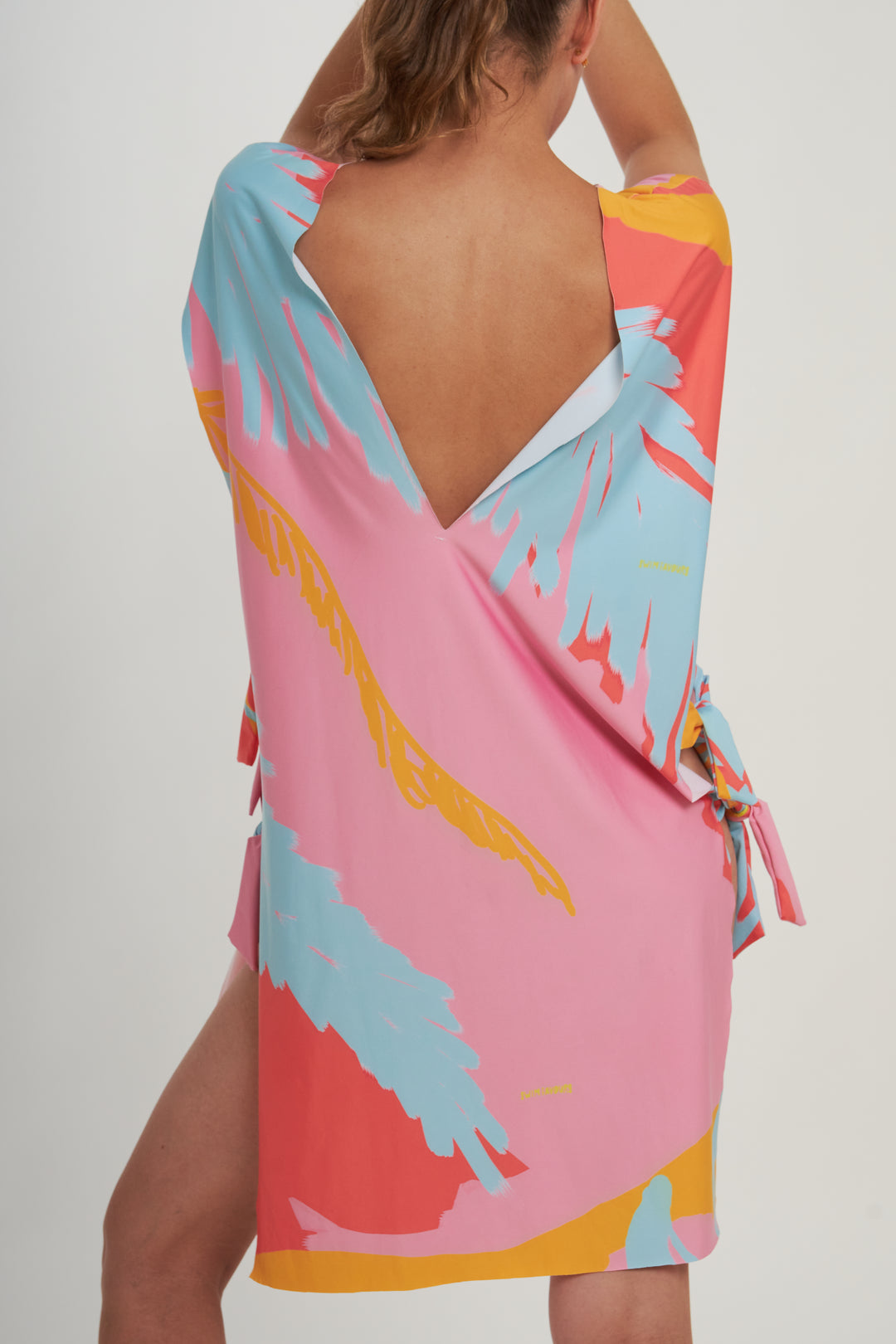 Poncho playero tropical · Cómodo y versátil